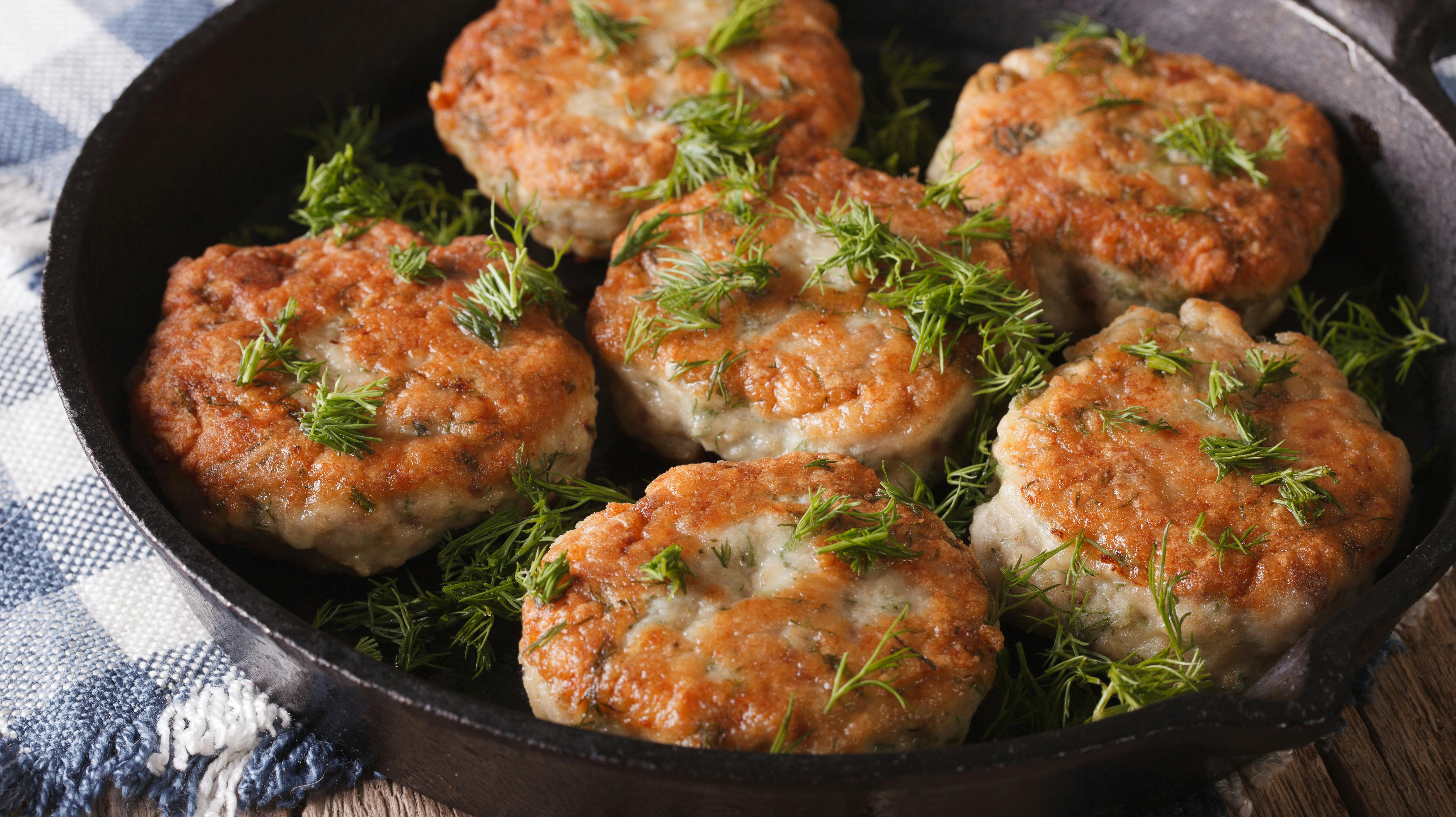 Fiskefrikadeller kan være en meget lækker spise - altså medmindre du har købt det produkt, som nu kaldes tilbage.