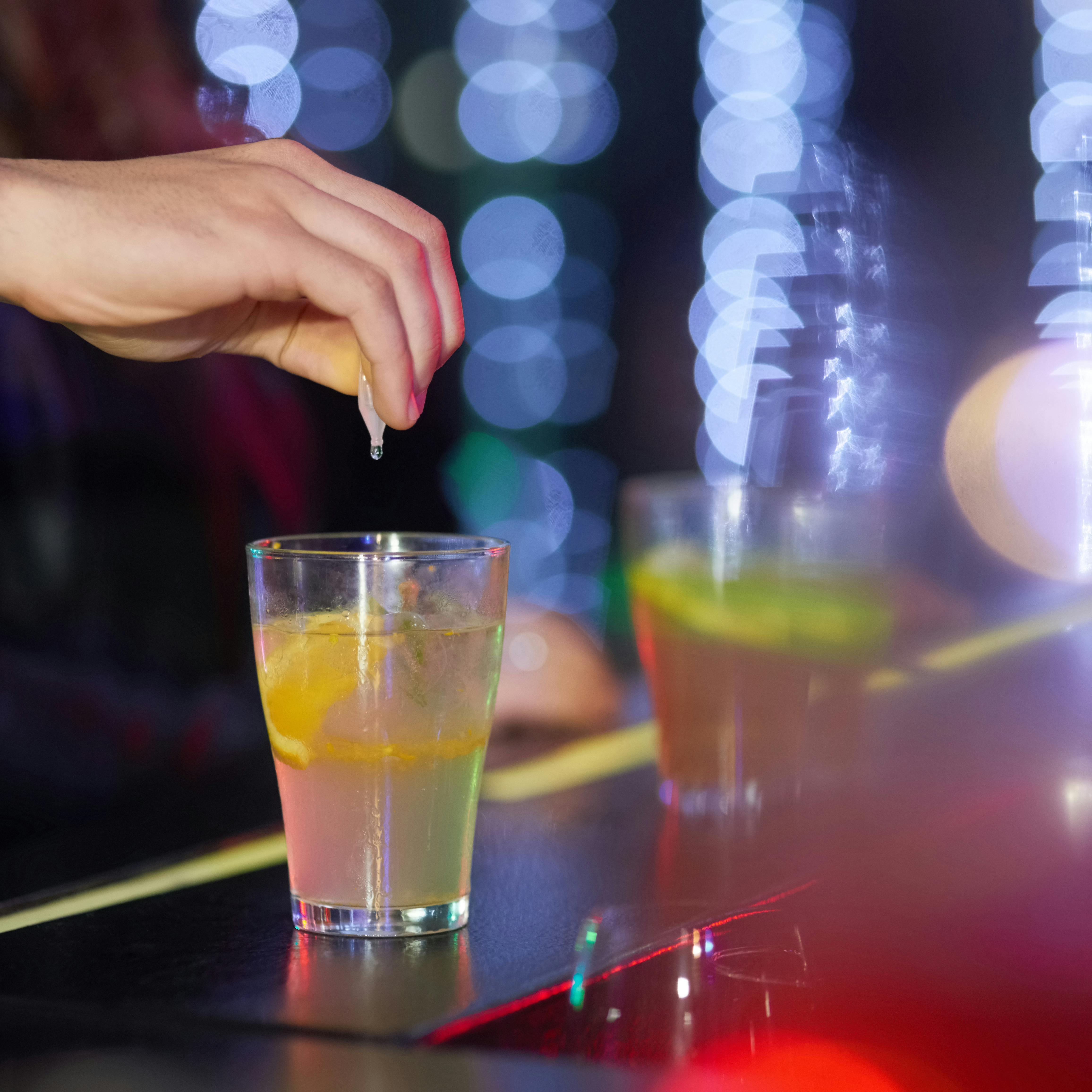 Politiets advarsel er klar: lad være med at indtage noget du ikke selv har købt og helt styr på. Og hold øje med dine drinks så andre ikke kan putte stoffer i dem.