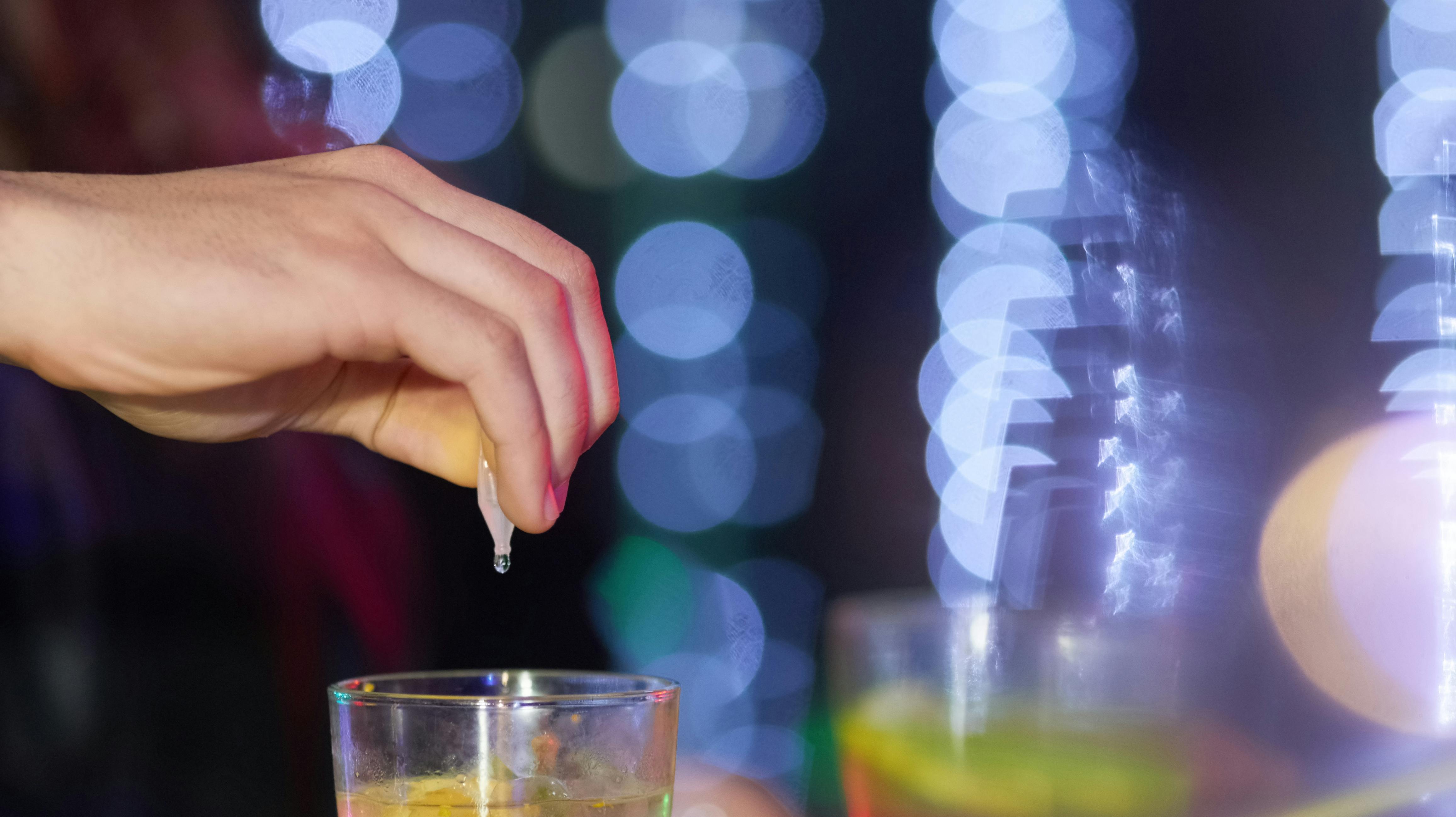 Politiets advarsel er klar: lad være med at indtage noget du ikke selv har købt og helt styr på. Og hold øje med dine drinks så andre ikke kan putte stoffer i dem.