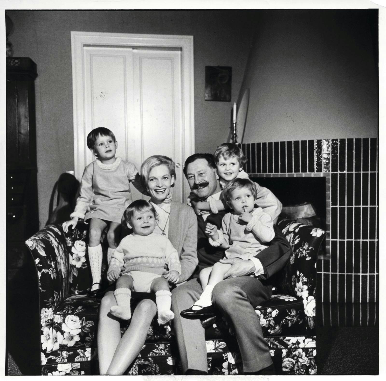 Charlotte Ernst og Poul Reichhardt med deres børneflok.