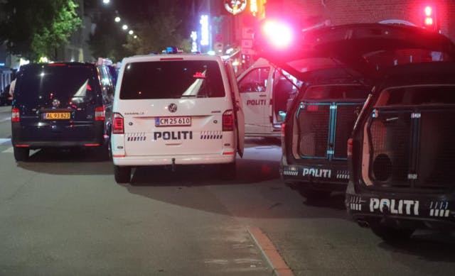 Det seneste år er politiet rykket ud til adskillige skudattentater, hvor unge svenskere har stået bag. Nu er en mand tiltalt for i fem tilfælde at have hyret de unge lejemordere.