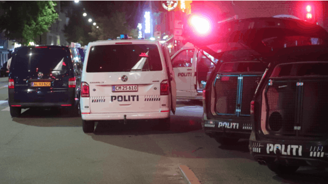 Det seneste år er politiet rykket ud til adskillige skudattentater, hvor unge svenskere har stået bag. Nu er en mand tiltalt for i fem tilfælde at have hyret de unge lejemordere.