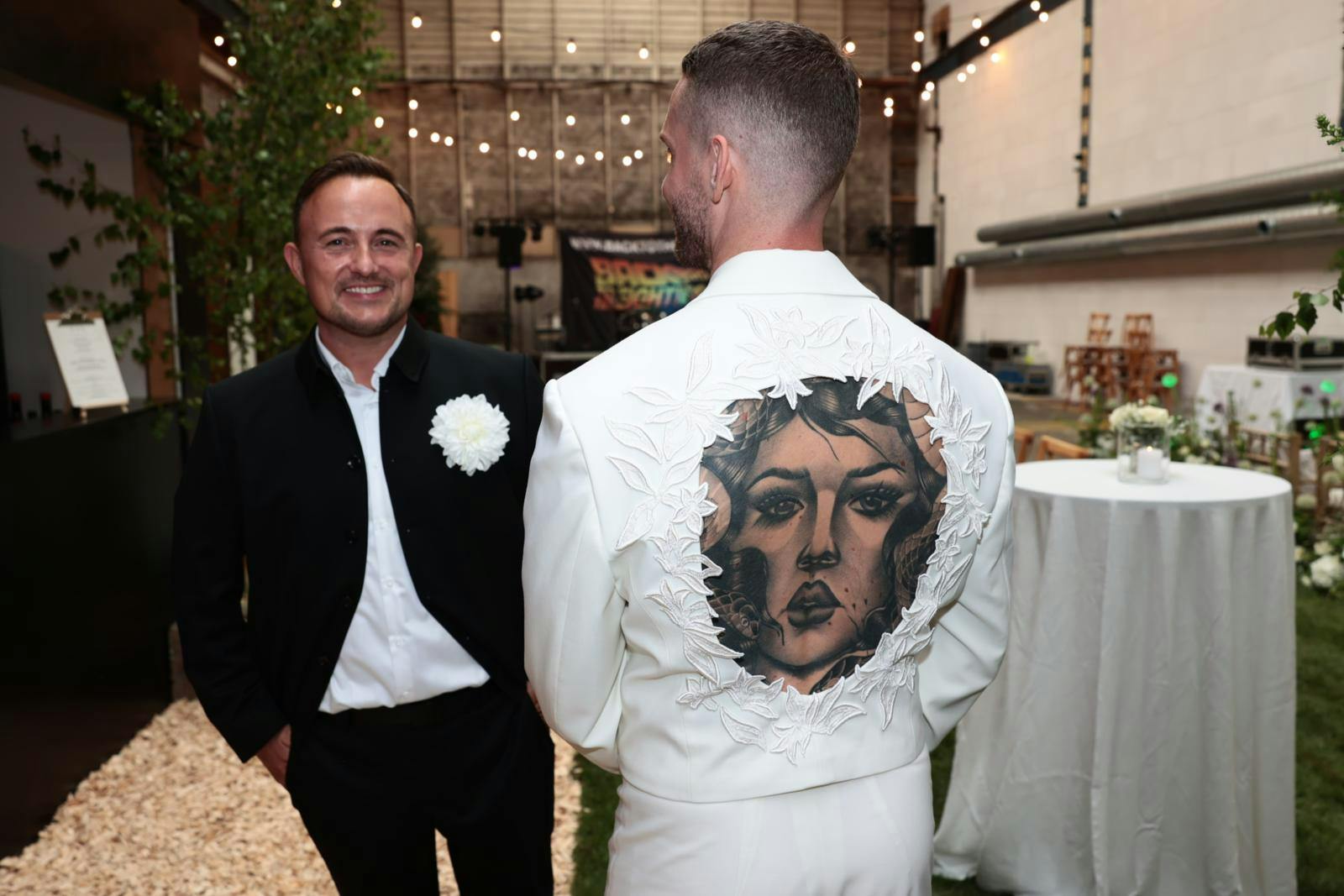 Sæþór Kristínsson lader sin store rygtatovering skinne igennem sit hvide bryllupsoutfit.