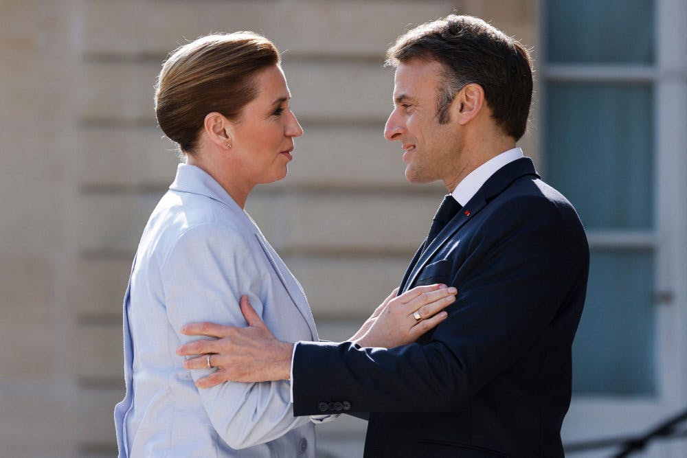 Frankrigs præsident, Emmanuel Macron, hilser den danske statsminister, Mette Frederiksen (S), velkommen 27. marts i Paris til et topmøde. 15. juni gør Mette Frederiksen Macron selskab ved et besøg i Grønland.