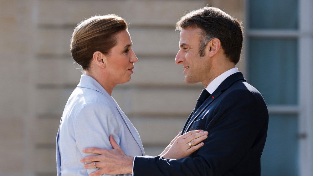 Frankrigs præsident, Emmanuel Macron, hilser den danske statsminister, Mette Frederiksen (S), velkommen 27. marts i Paris til et topmøde. 15. juni gør Mette Frederiksen Macron selskab ved et besøg i Grønland.