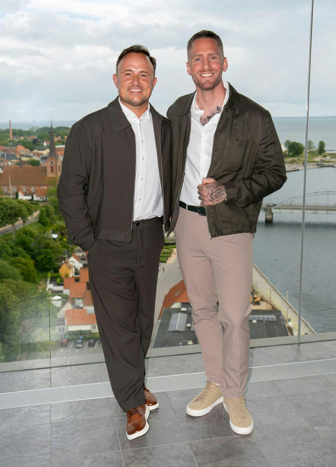 De mødte hinanden på Tinder, forelskede sig på tværs af Atlanten og blev kærester på klassisk vis med et "ja"-kryds på et hjemmelavet kærestebrev. I dag er Thomas Evers Poulsen og Sæþór Kristínsson blevet gift.