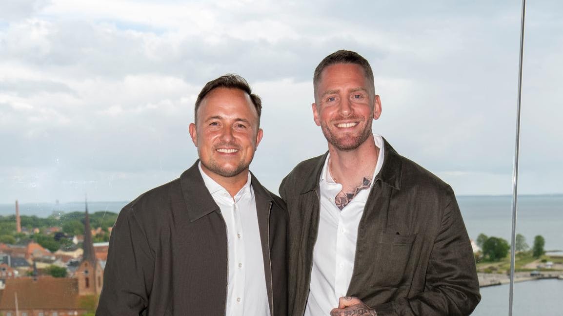 De mødte hinanden på Tinder, forelskede sig på tværs af Atlanten og blev kærester på klassisk vis med et "ja"-kryds på et hjemmelavet kærestebrev. I dag er Thomas Evers Poulsen og Sæþór Kristínsson blevet gift.