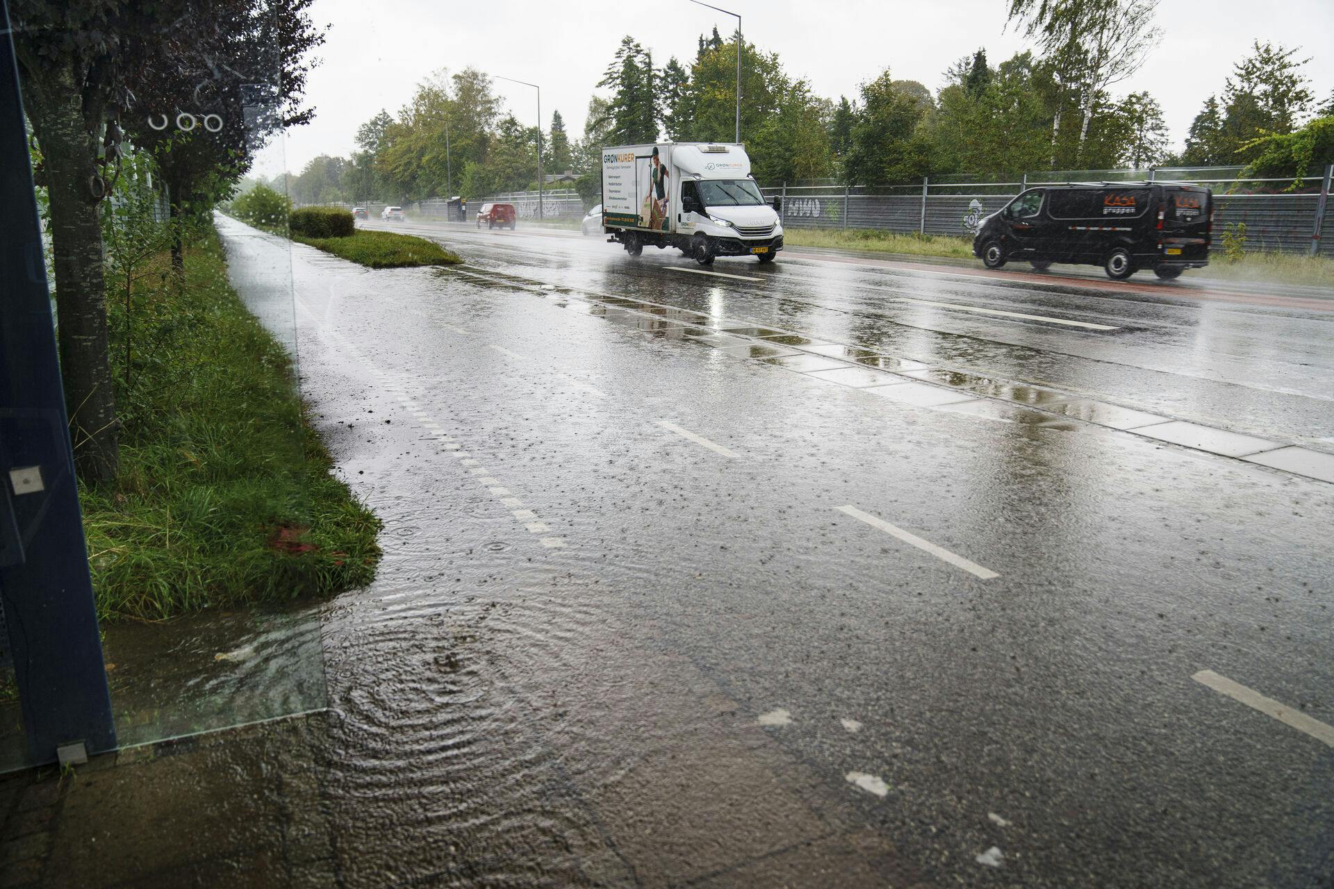 Næsten hele Danmark kan blive ramt af lokale skybrud søndag ifølge DMI.