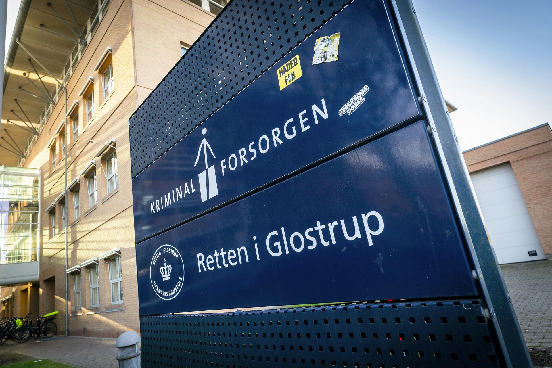 De blev stillet for en dommer ved Retten i Glostrup.