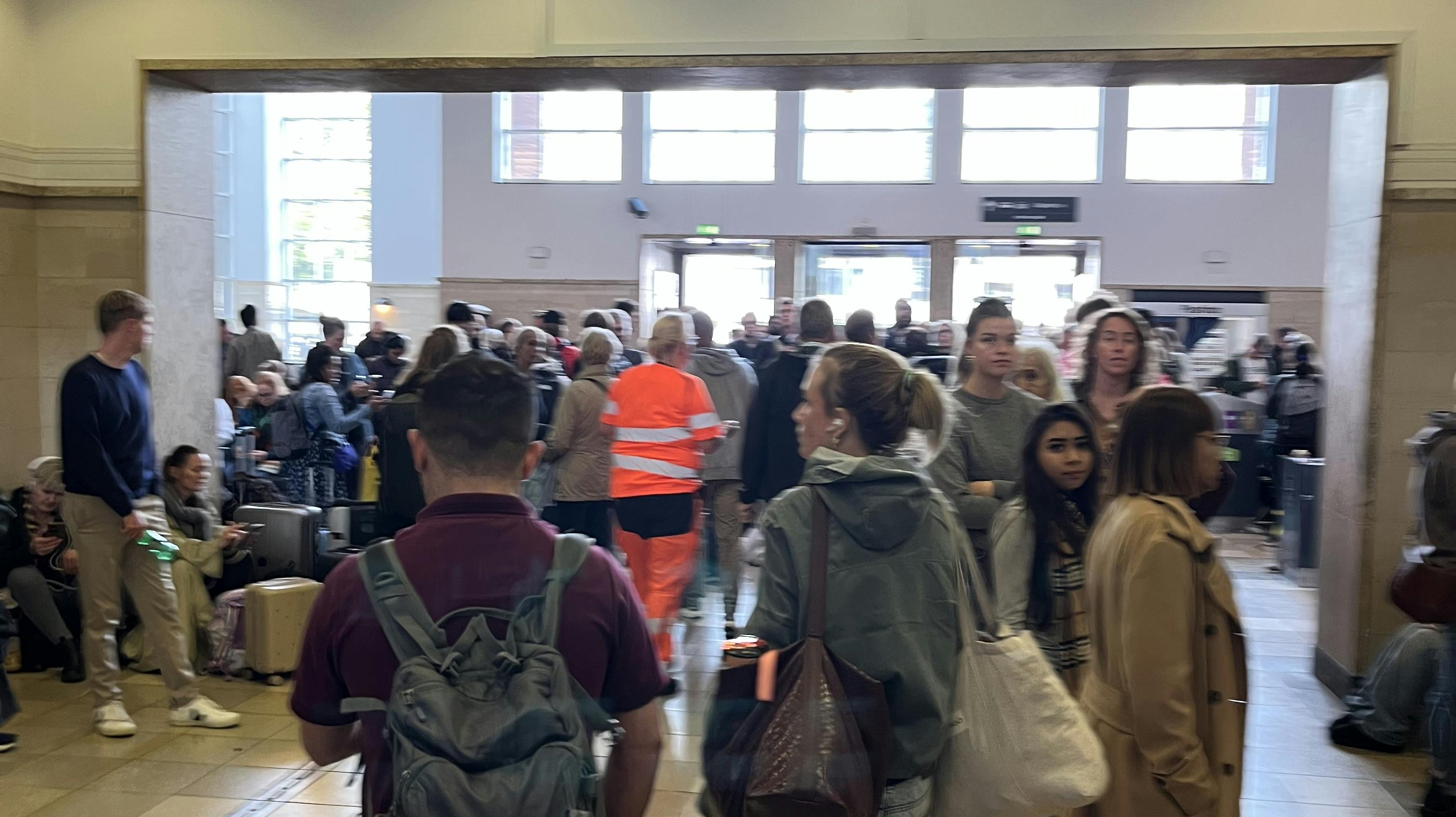 Massevis af rejsende er strandet på Fredericia Banegård.