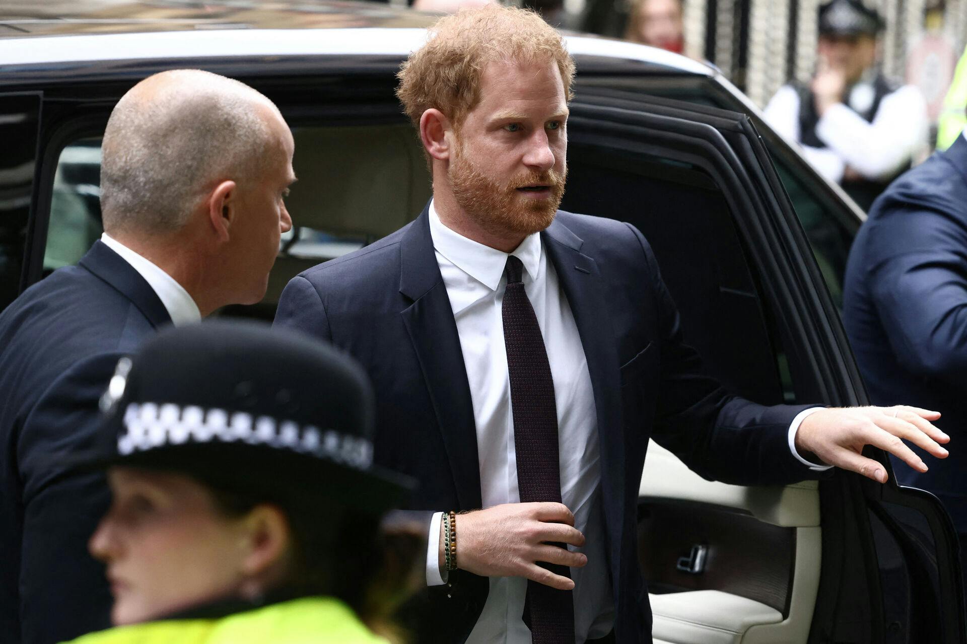 Vi kan lige så godt vænne os til billeder som dette: prins Harry på besøg i sit hjemland men uden sin nærmeste familie ved sin side.