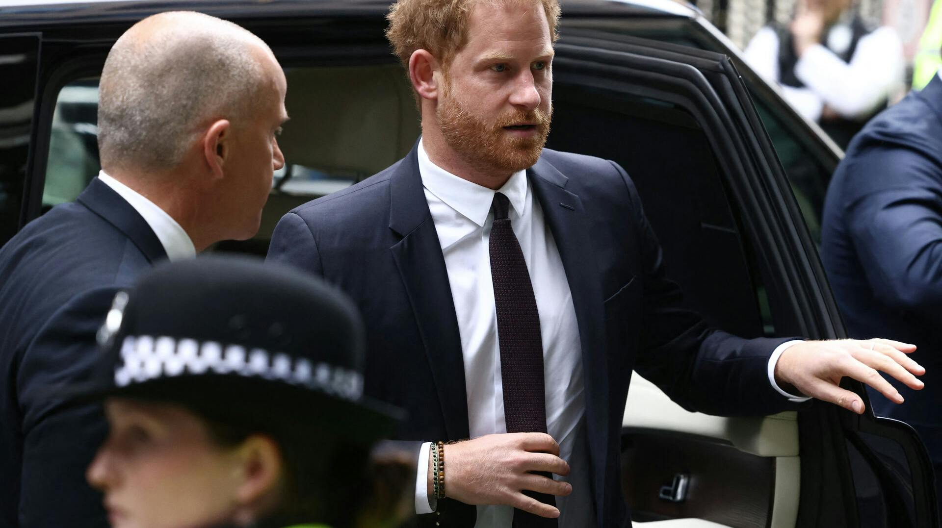 Vi kan lige så godt vænne os til billeder som dette: prins Harry på besøg i sit hjemland men uden sin nærmeste familie ved sin side.