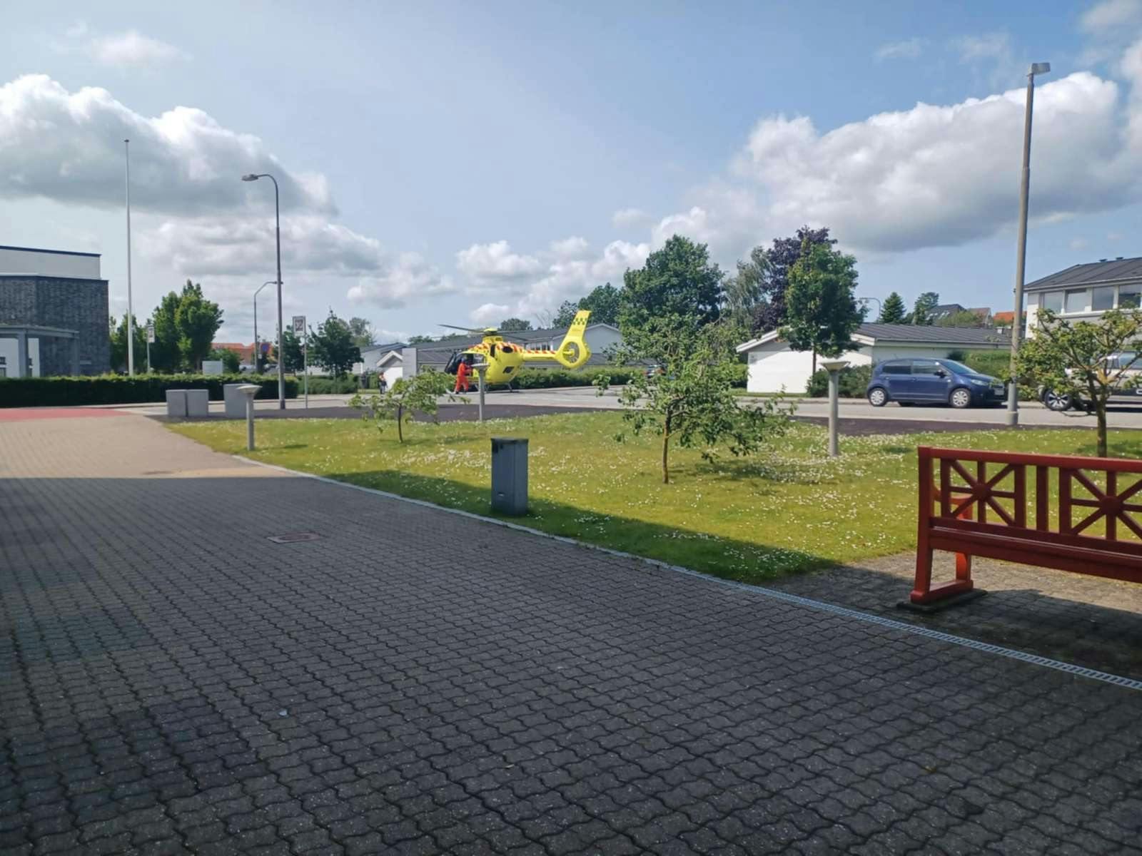 Her ses helikopteren, der fløj barnet til akut behandling.