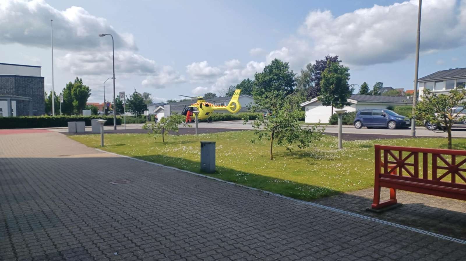 Her ses helikopteren, der fløj barnet til akut behandling.