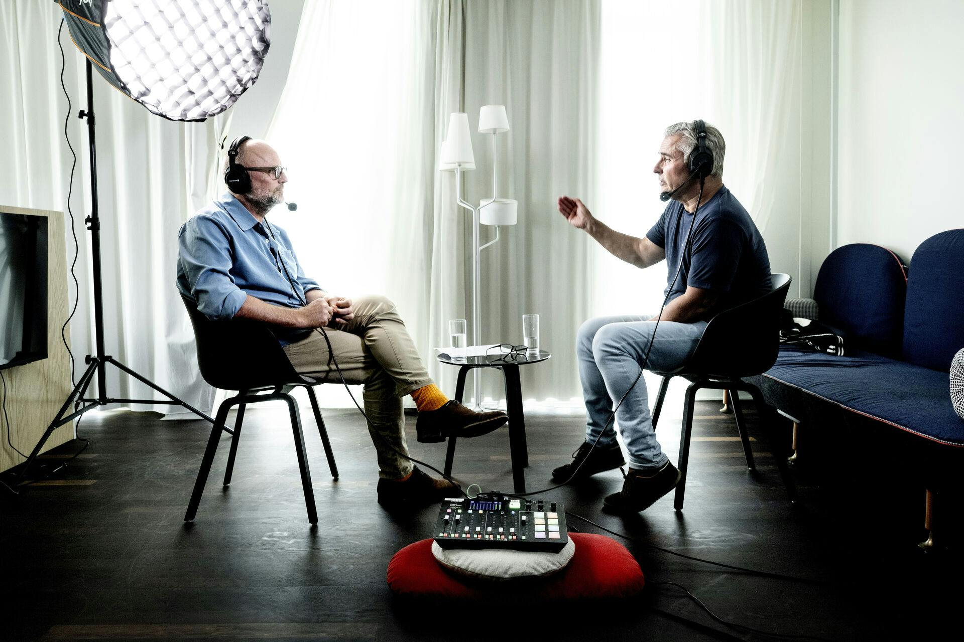 Henrik Sass Larsen er tiltalt for at have været i besiddelse af omkring 6000 billeder og cirka 2000 videofiler, hvor børn bliver misbrugt seksuelt eller fremstillet seksuelt. 