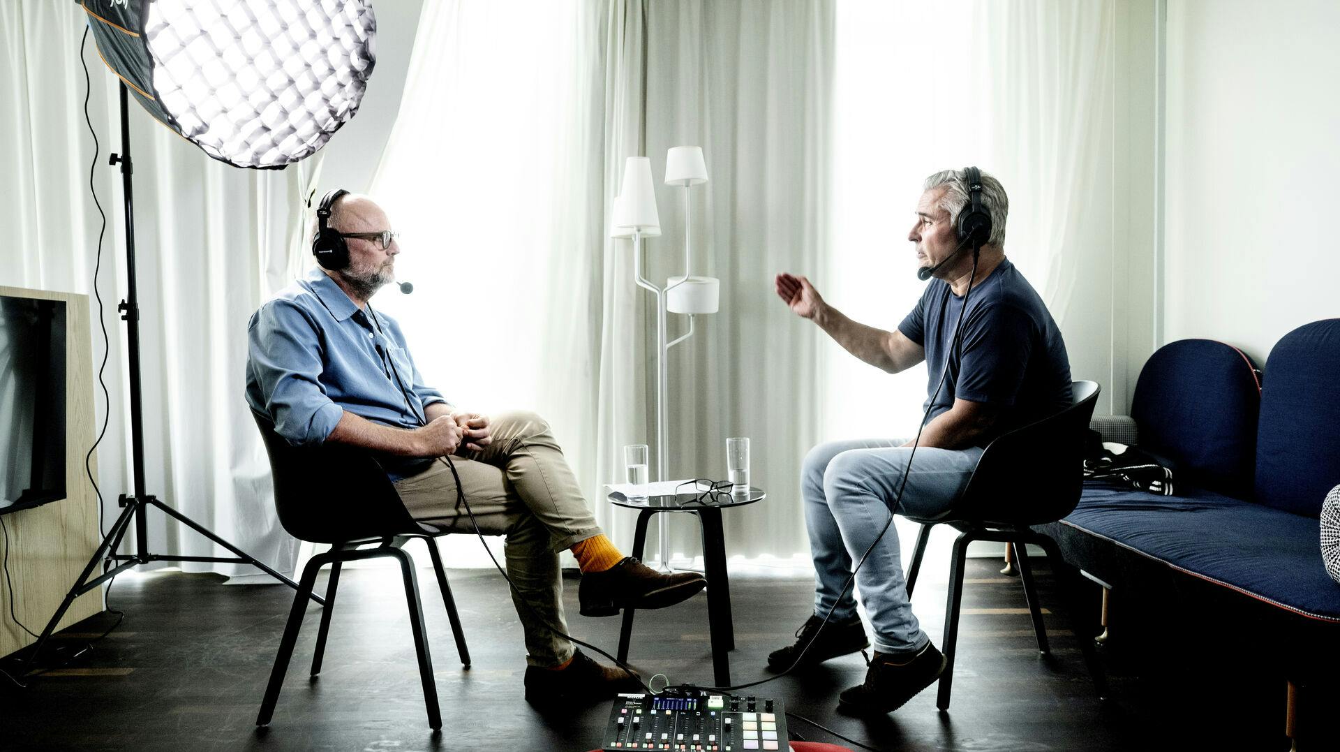 Henrik Sass Larsen er tiltalt for at have været i besiddelse af omkring 6000 billeder og cirka 2000 videofiler, hvor børn bliver misbrugt seksuelt eller fremstillet seksuelt.