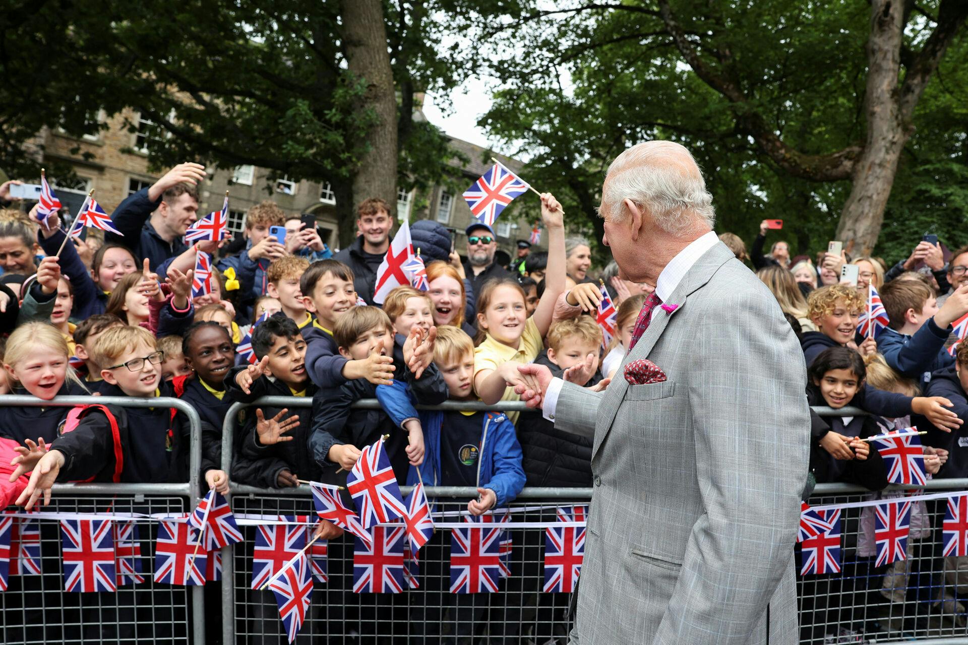 Kong Charles er fortsat på benene, men skal leve resten af sit liv i skyggen af den frygtede sygdom.