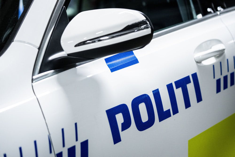 Sydsjællands og Lolland-Falsters Politi modtog natten til lørdag en anmeldelse om et væltet træ på en kørebane. Politiet undersøger, om der er tale om en bevidst træfældning.
