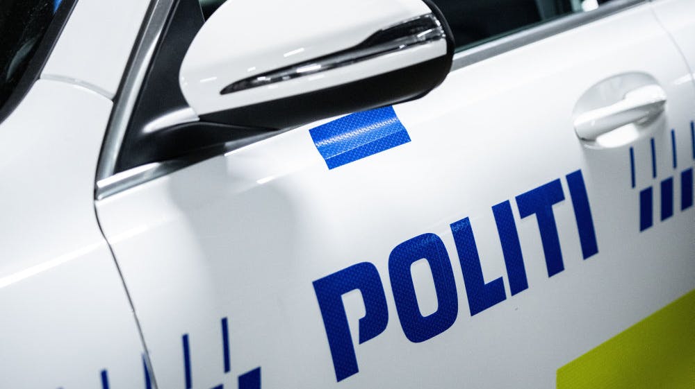 Sydsjællands og Lolland-Falsters Politi modtog natten til lørdag en anmeldelse om et væltet træ på en kørebane. Politiet undersøger, om der er tale om en bevidst træfældning.