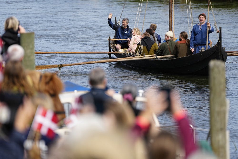 Kong Frederik ankom i en vikingebåd til Ribe, hvor han skal løbe Royal Run i gang.
