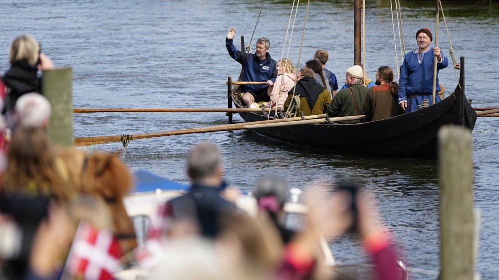 Kong Frederik ankom i en vikingebåd til Ribe, hvor han skal løbe Royal Run i gang.