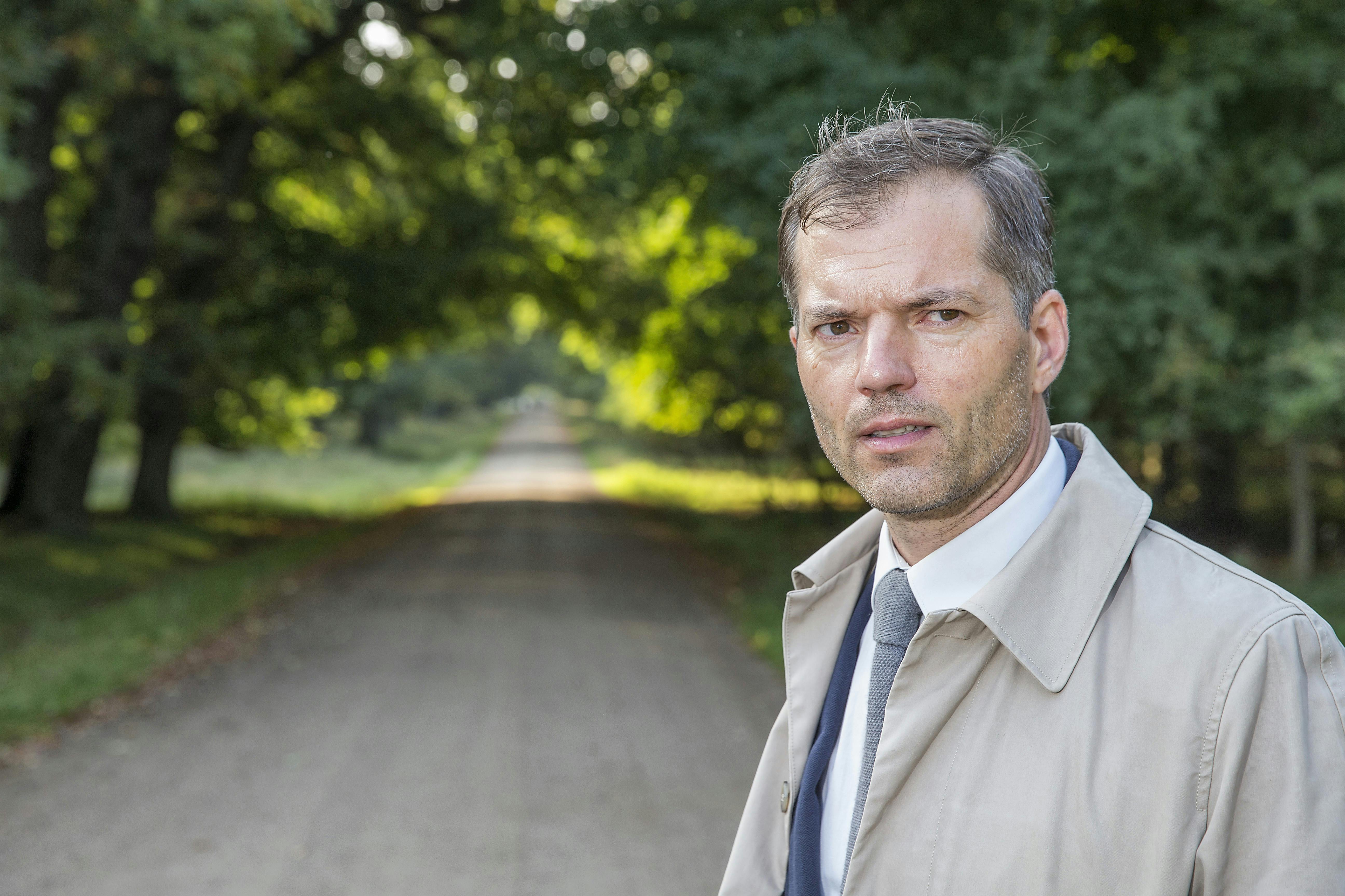 Mikael Bertelsen er i dag 57 år gammel og udbetaler løn til sig selv i millionklassen.
