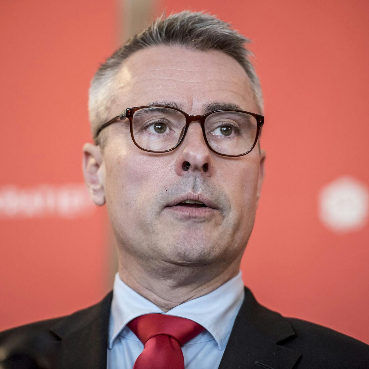 (ARKIV) FV19: Henrik Sass Larsen præsenterer Socialdemokratiets opdaterede 2025-plan 'Gør gode tider bedre - for alle" på et pressemøde i Socialdemokratiets gruppeværelse på Christiansborg, mandag den 20. maj 2019. I det nye år skal det mangeårige folketingsmedlem Henrik Sass Larsen være direktør i brancheforeningen DVCA.. (Foto: Mads Claus Rasmussen/Ritzau Scanpix)