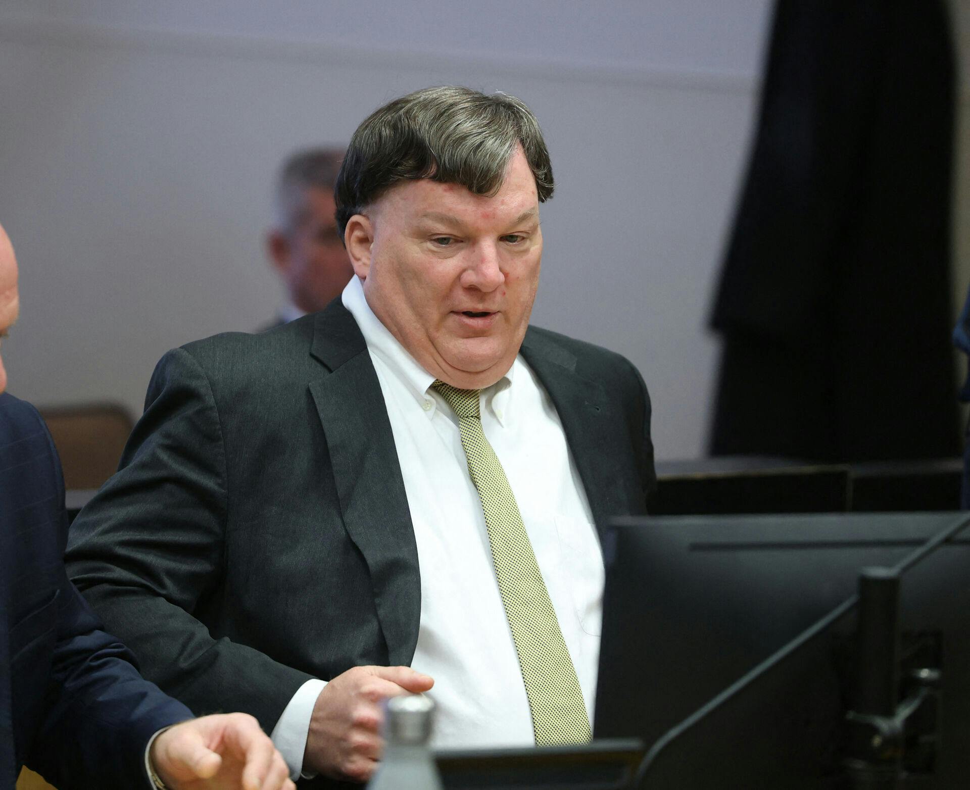 Heuermann er tiltalt for at have dræbt suv kvinder i perioden 1993 til 2010. Han smed ifølge tiltalen ligene i det såkaldte Gilgo Beach-område på Long Island.