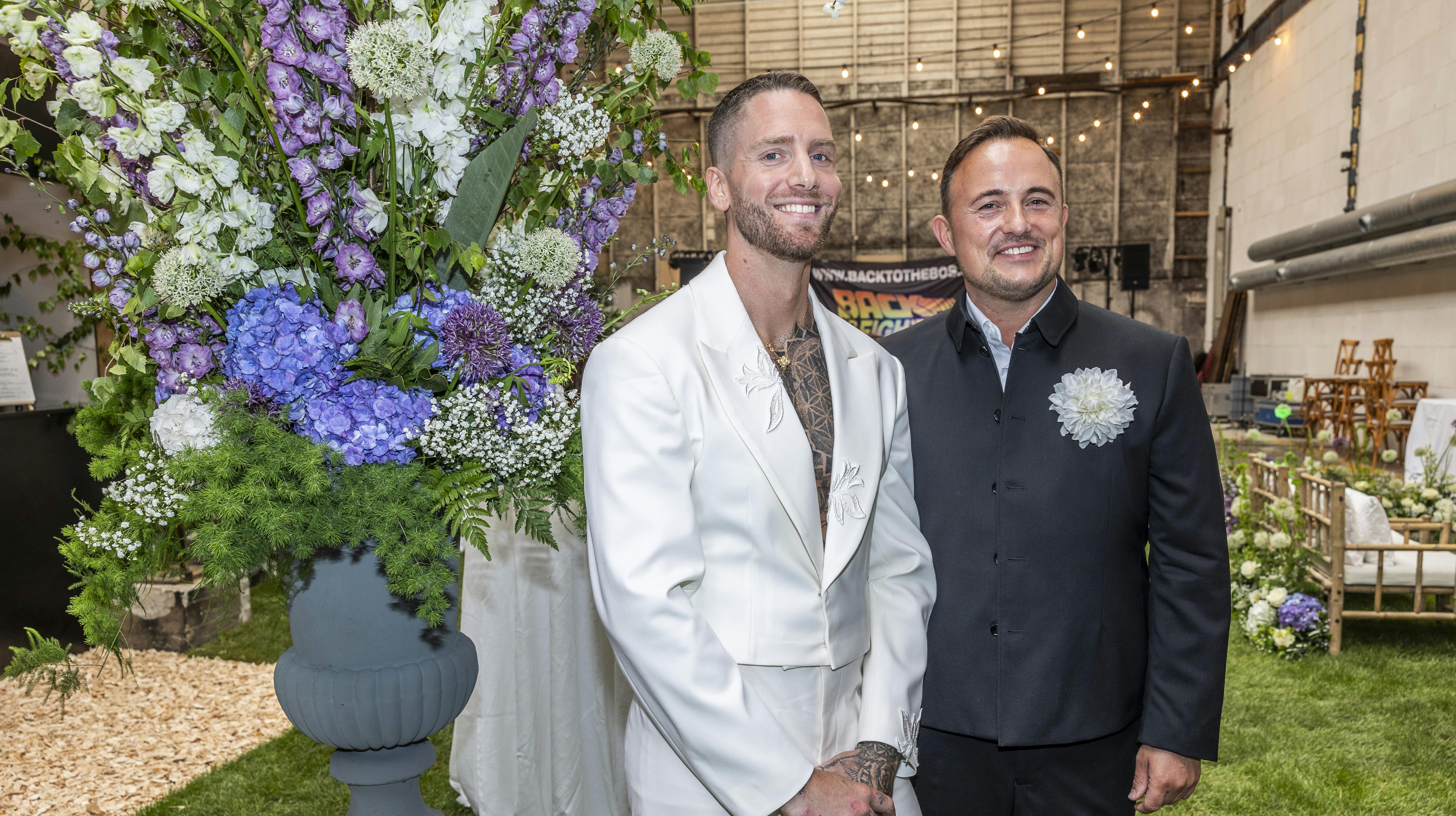 Sæþór Kristínsson og Thomas Evers Poulsen forærer græsset væk.