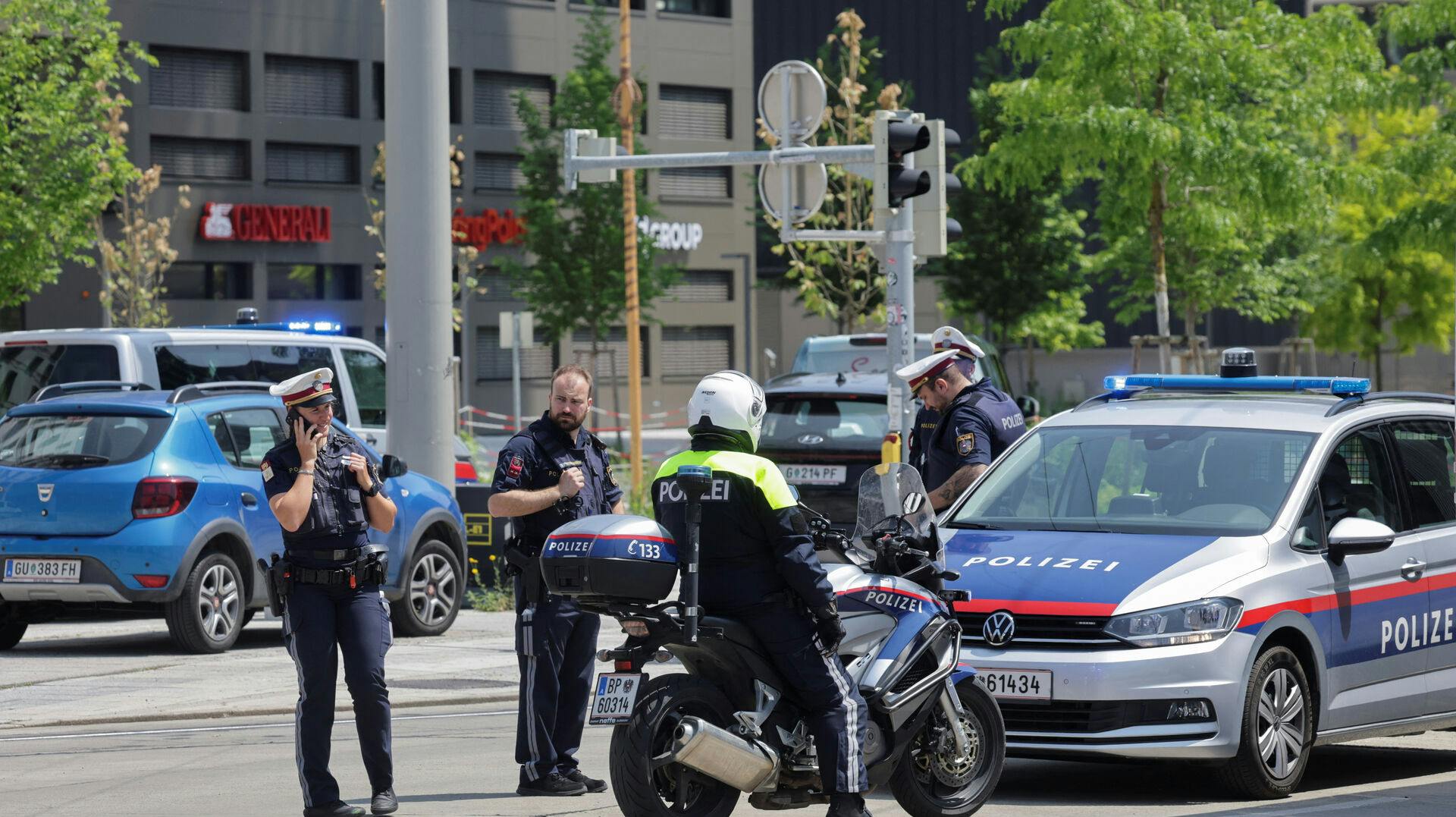 Politiet er massivt til stede nær skolen.