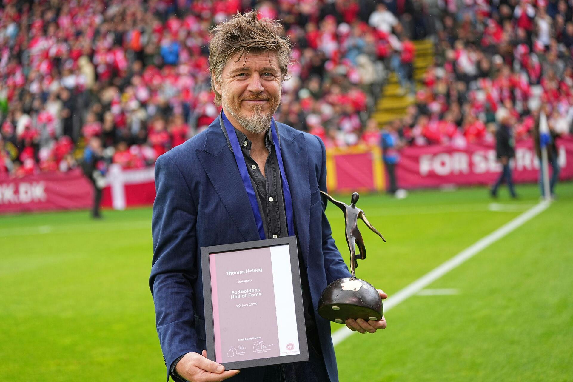 Thomas Helveg kommer i Fodboldens Hall of Fame. Det blev afsløret inden landskampen mod Litauen på Odense Stadion.
