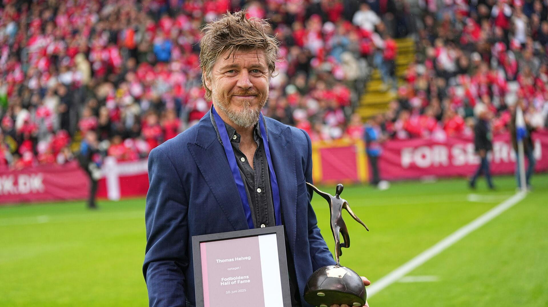 Thomas Helveg kommer i Fodboldens Hall of Fame. Det blev afsløret inden landskampen mod Litauen på Odense Stadion.