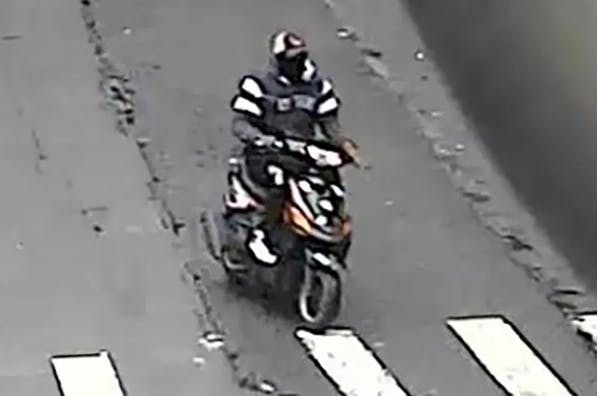 Her ses manden, der ifølge politiet stjal guldkæden fra den lille dreng.
