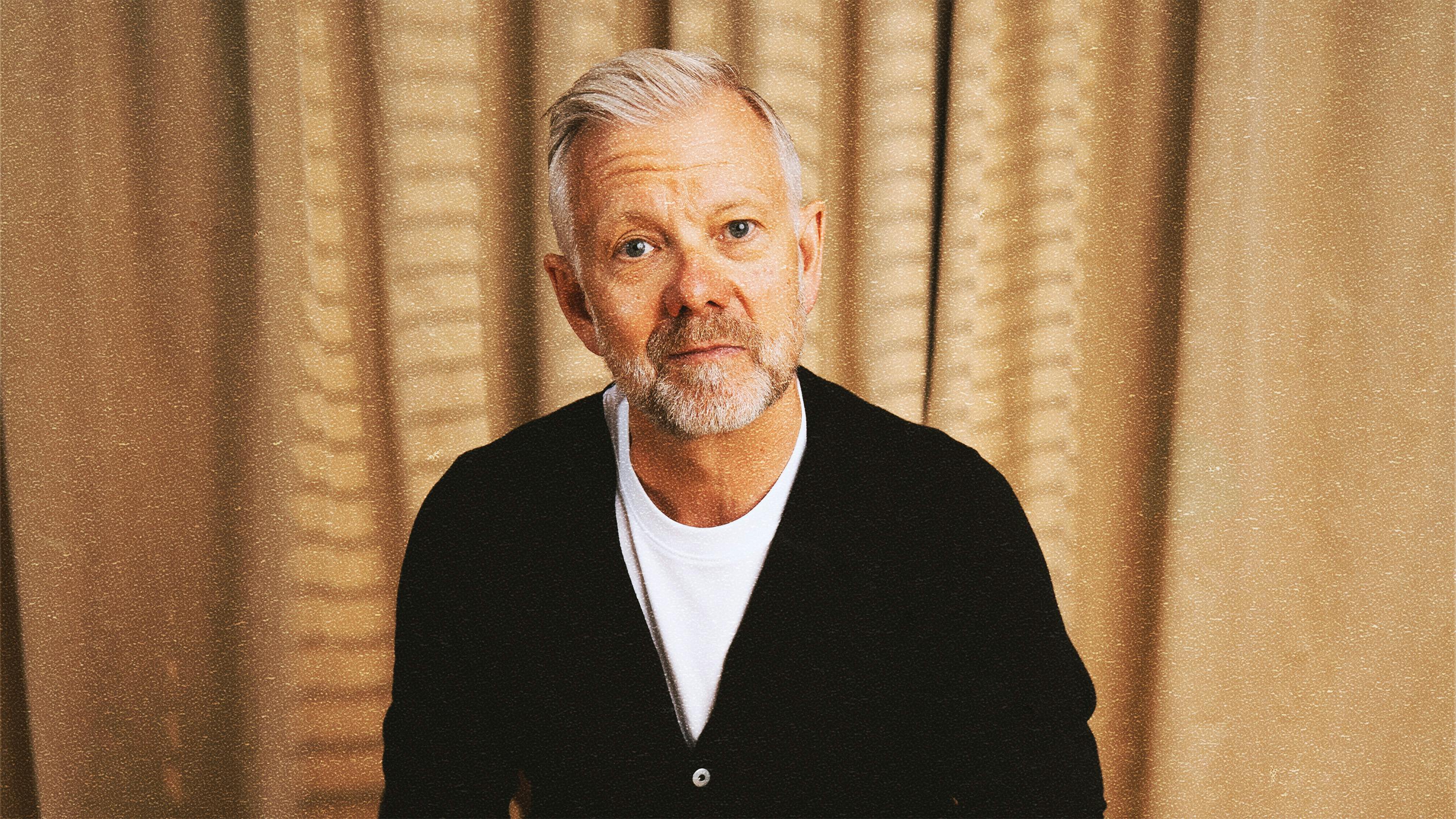 Casper Christensen erkender omgående i programmet, at hans opførsel engang ikke var særlig fin i kanten. Men at han er et helt andet sted i dag.