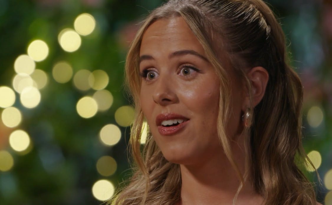 Emma Sofie Nielsen taber kæben, da Nicolaj Westergaard til roseceremonien returnerer den rose, han tog imod tidligere på ugen.