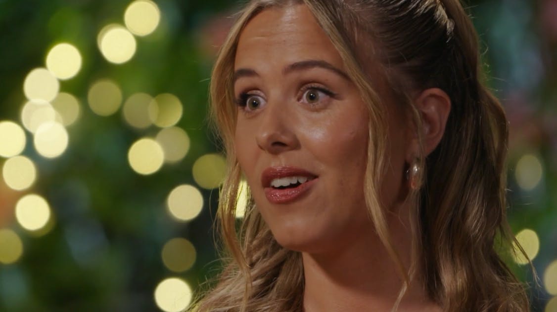 Emma Sofie Nielsen taber kæben, da Nicolaj Westergaard til roseceremonien returnerer den rose, han tog imod tidligere på ugen.