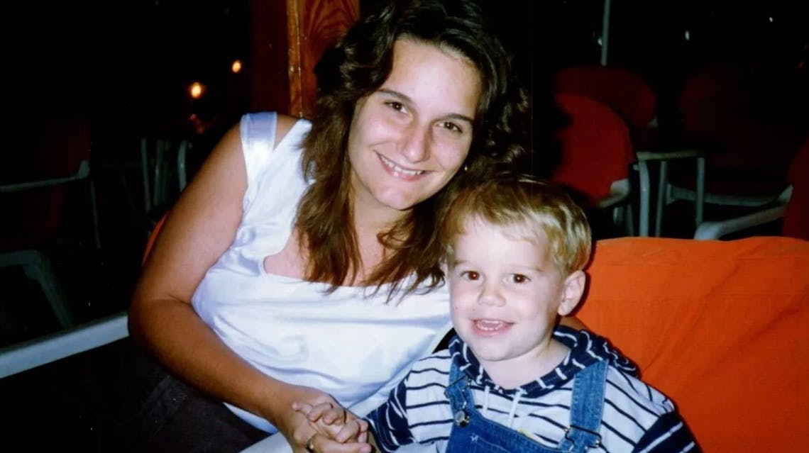 Britiske Lisa var blot få timer gammel, da hun – og en håndskreven seddel – blev efterladt i en fremmed kvindes barnevogn. Nu fortæller hun sin historie