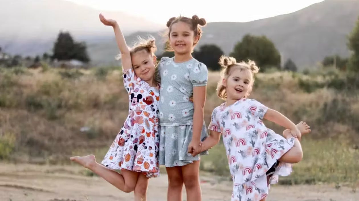 En far, der formodes at have kvalt sine tre piger til døde, er stadig på fri fod – og derfor er det amerikanske forbundspoliti – FBI – nu gået ind i sagen 