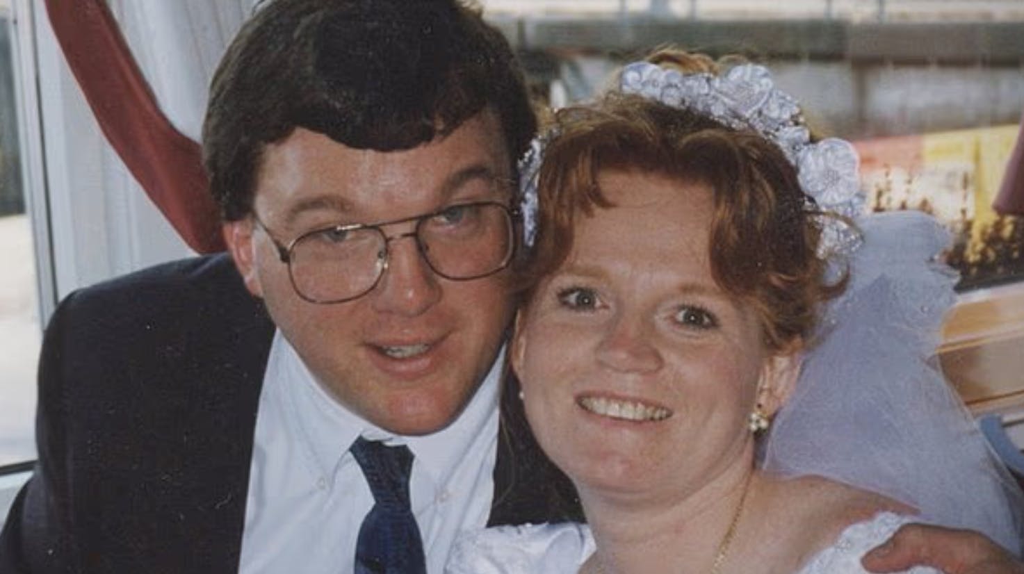 Rex Heuermanns hustru Asa Ellerup fortæller, at hun fortsat elsker og taler med sin mand – og at hun nægter at tro, at han er en bestialsk seriemorder, har der mindst syv kvinders liv på samvittigheden