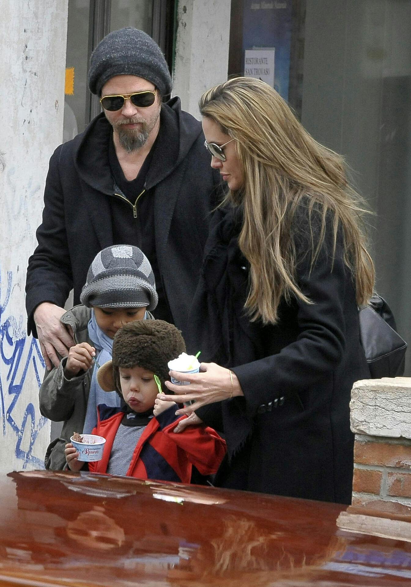 Brad Pitt og Angelina Jolie går ombord på en taxabåd sammen med deres søn Maddox Chivan Jolie-Pitt og datter Shiloh Nouvel Jolie-Pitt (i rød frakke) i Venedig i 2010.