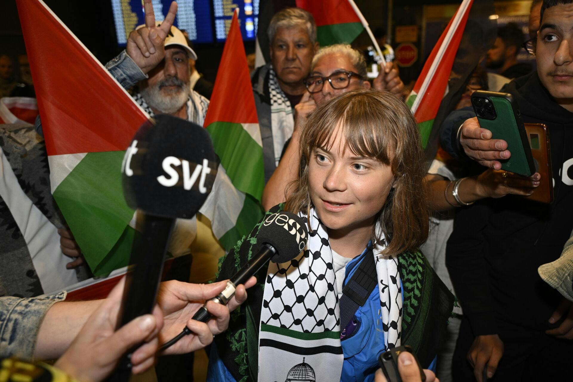 Greta Thunberg landede tirsdag i Sverige efter at være blevet udvist af Israel. Imens hun var tilbageholdt, havde søsteren angiveligt travlt med at dele syngevideoer på Instagram. Nu har hun taget sin profil ned.