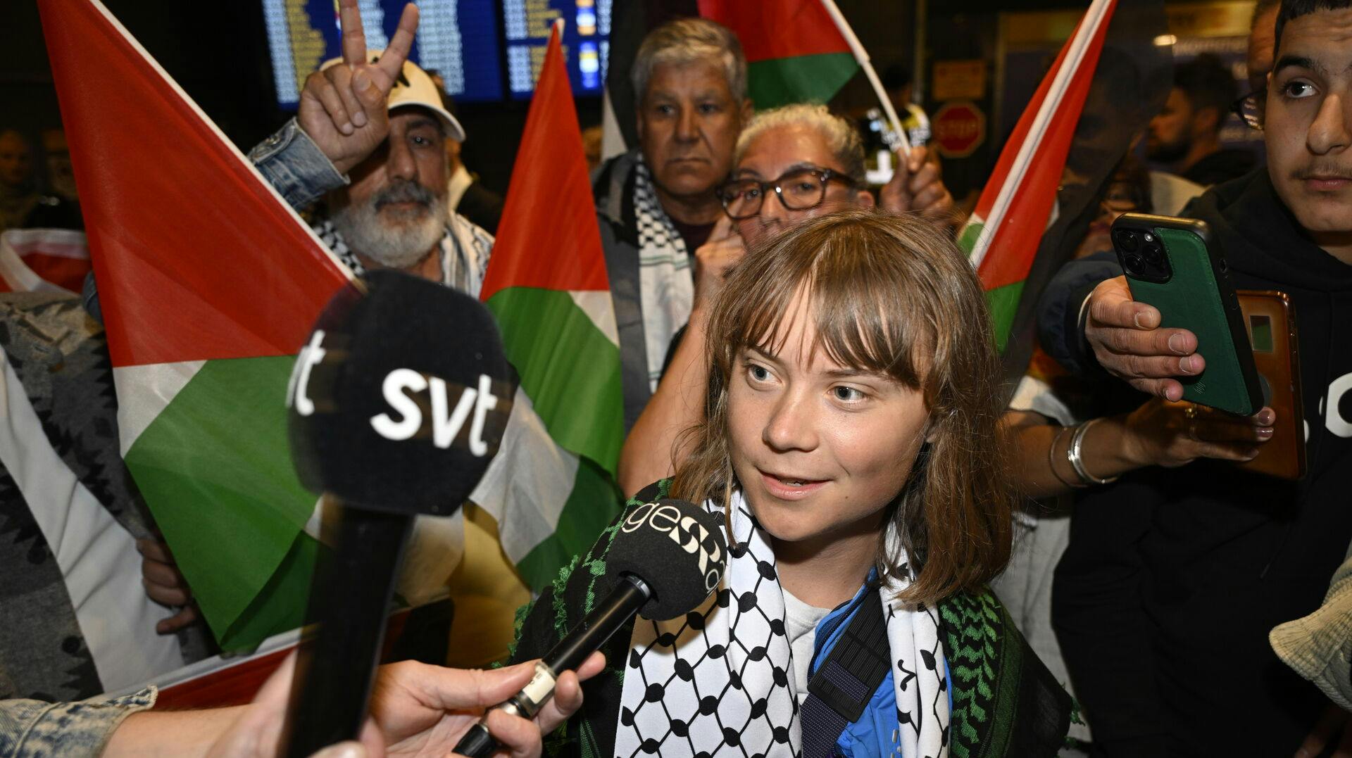 Greta Thunberg landede tirsdag i Sverige efter at være blevet udvist af Israel. Imens hun var tilbageholdt, havde søsteren angiveligt travlt med at dele syngevideoer på Instagram. Nu har hun taget sin profil ned.