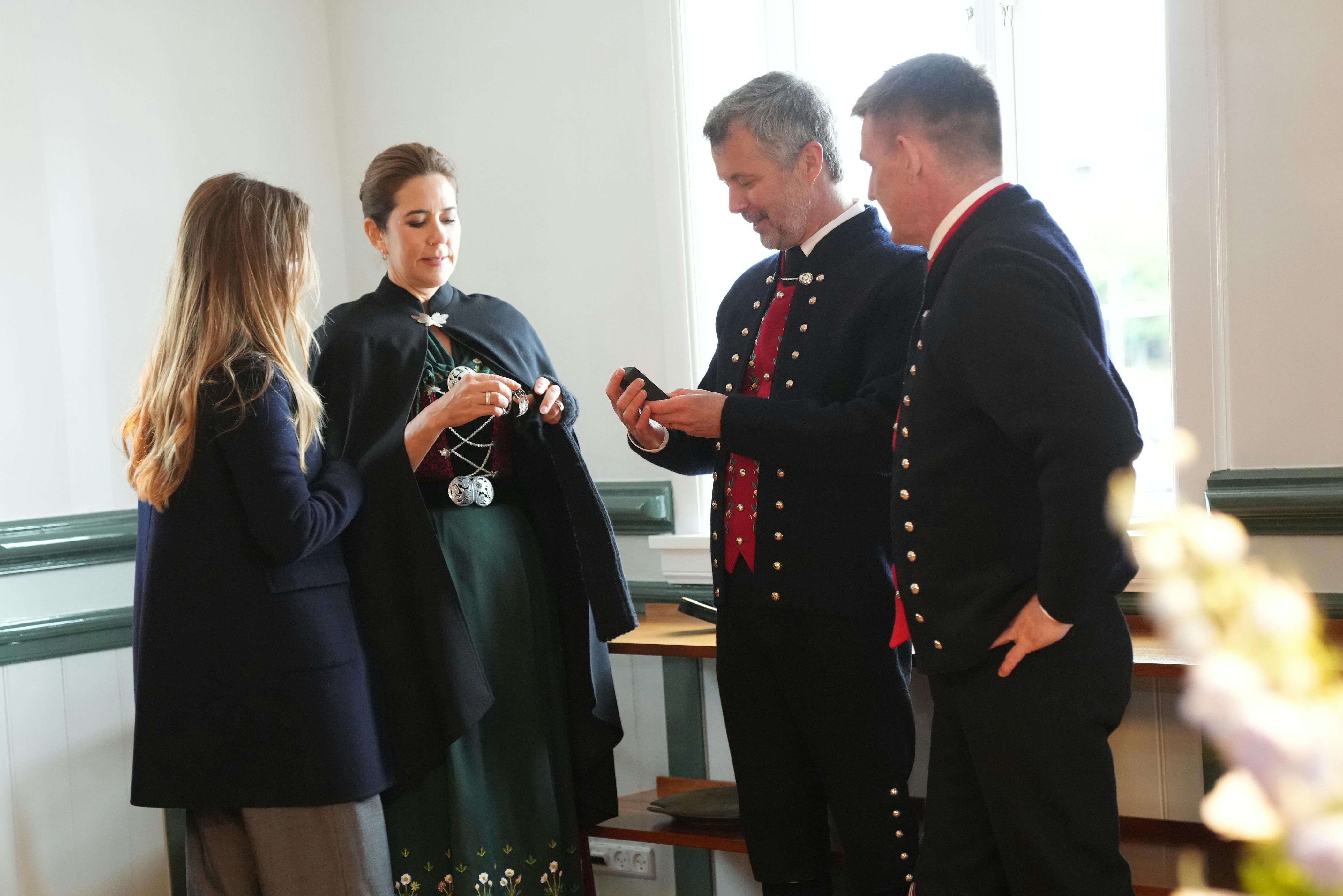 Kong Frederik X og dronning Mary besøger regeringsbygningerne i den gamle bydel Tinganes i Torshavn på Færøerne, onsdag den 11. juni 2025. Kongeparret er den 11.-13. juni på deres første officielle besøg til Færøerne. Undervejs i besøget skal de besøge flere forskellige byer og områder på de nordatlantiske øer.