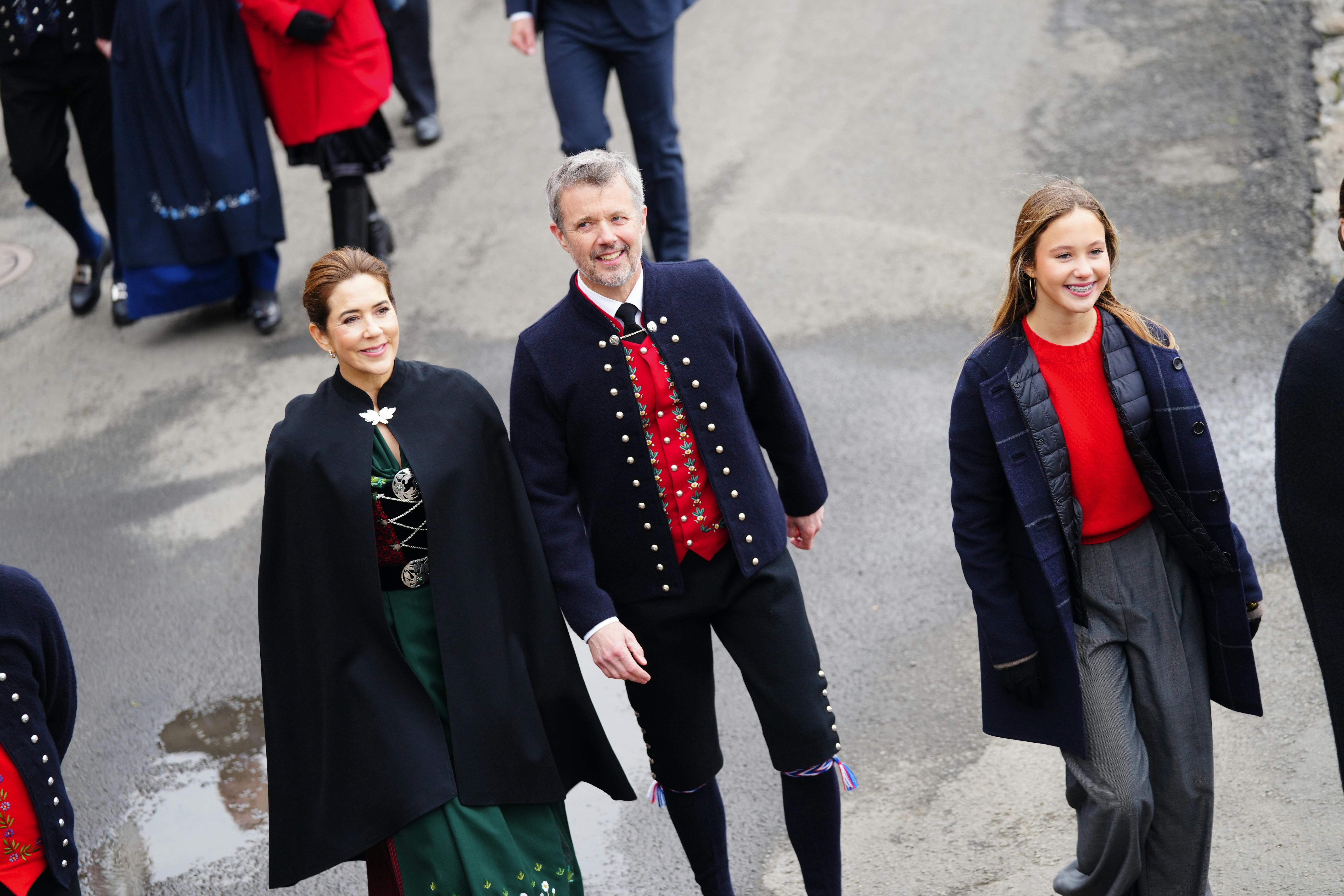 Kong Frederik og dronning Mary modtog både smil og gaver, da de ankom til Tinganes.