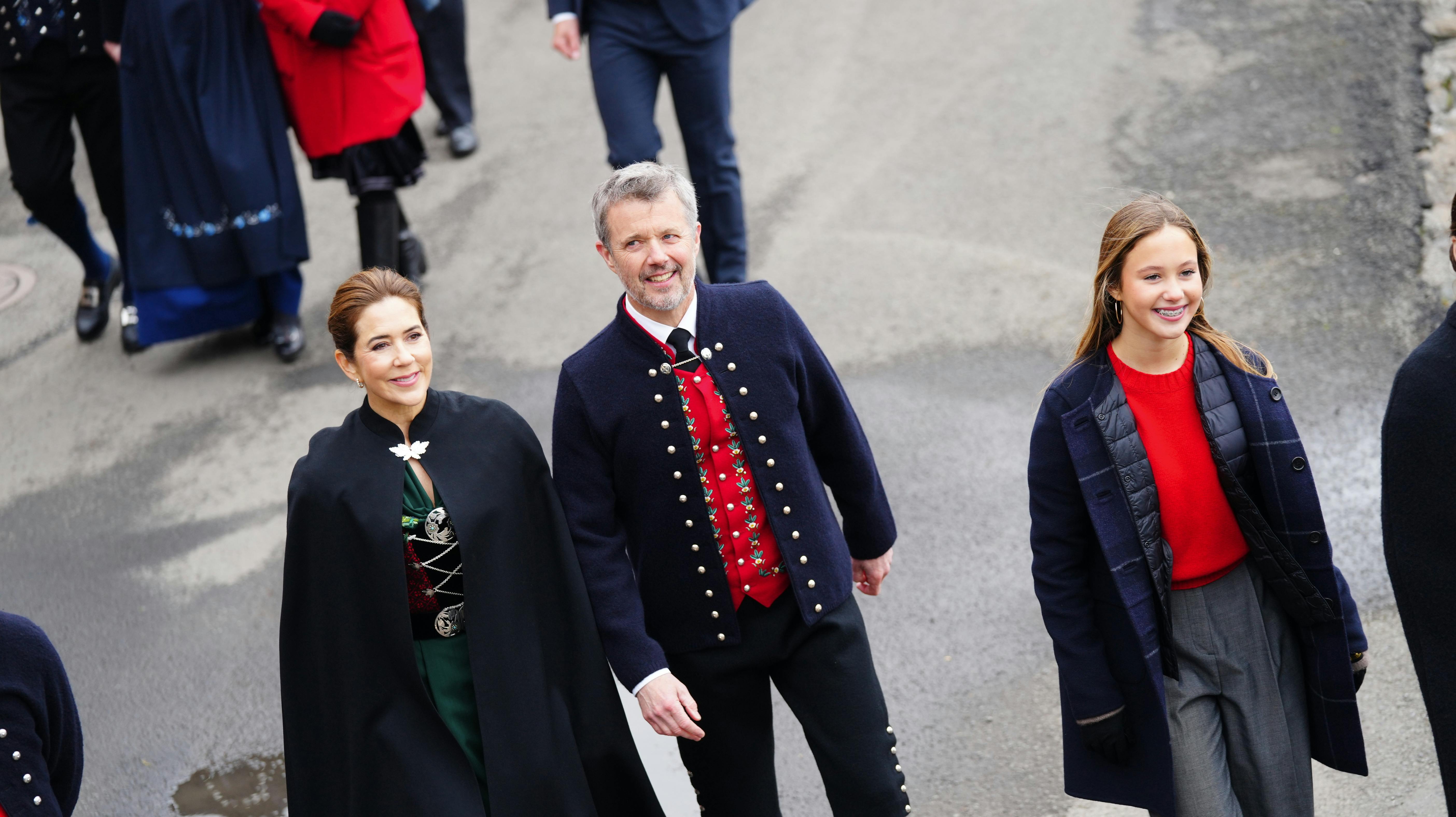 Kong Frederik og dronning Mary modtog både smil og gaver, da de ankom til Tinganes.