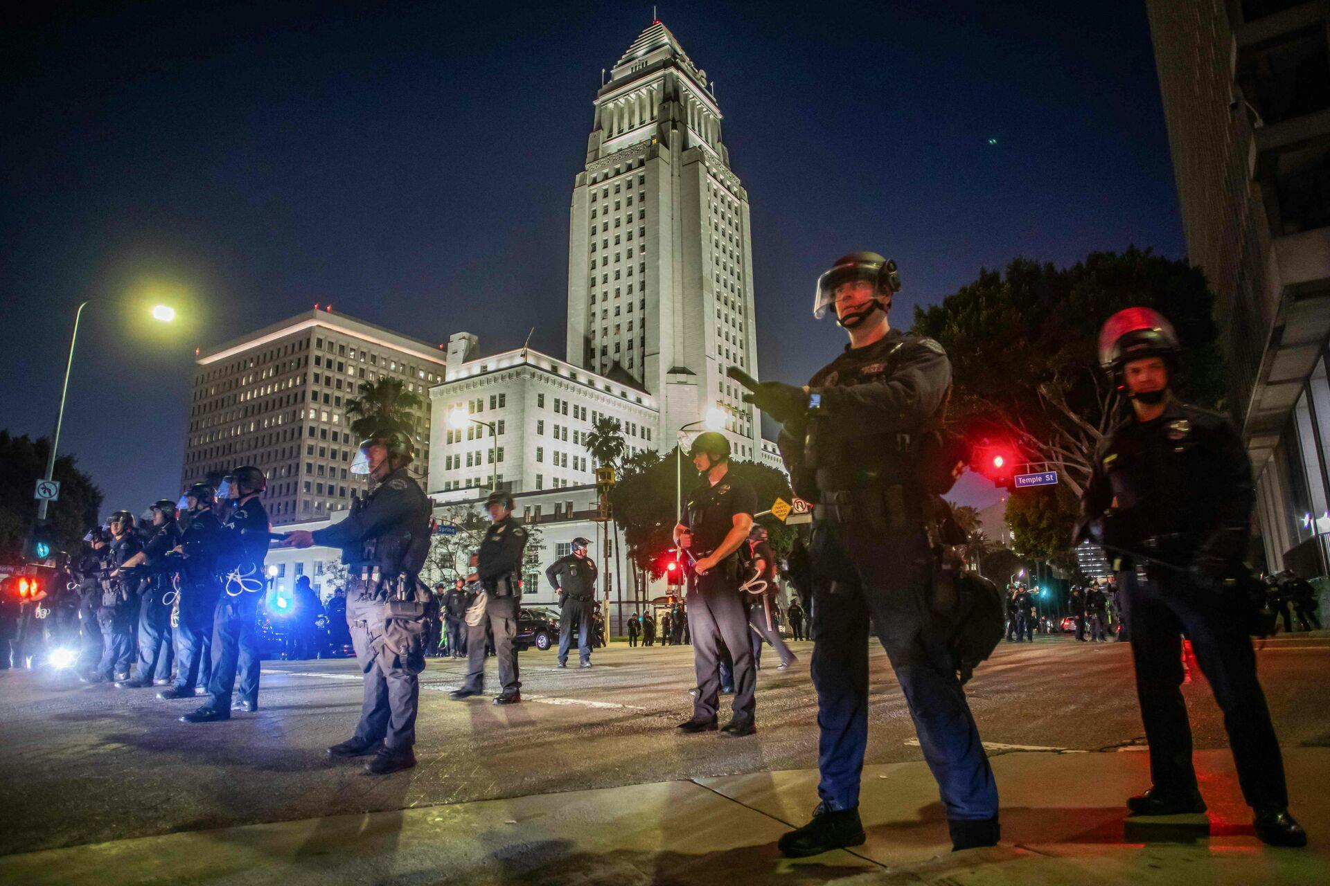 Betjente fra Los Angeles Metro Police står på vejen foran rådhuset, efter at der er indført udgangsforbud som følge af flere dages protester mod føderale immigrationsoperationer i Los Angeles den 10. juni 2025.