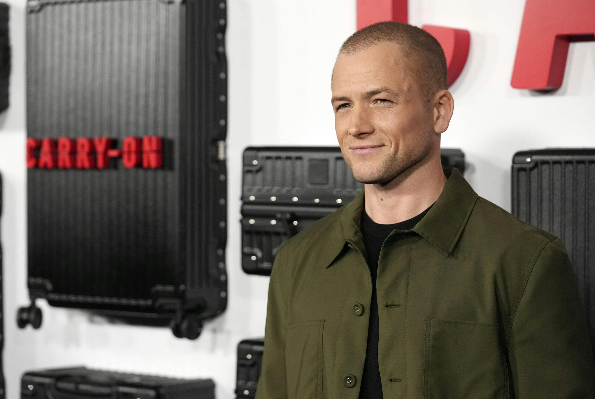 Taron Egerton er atter single.
