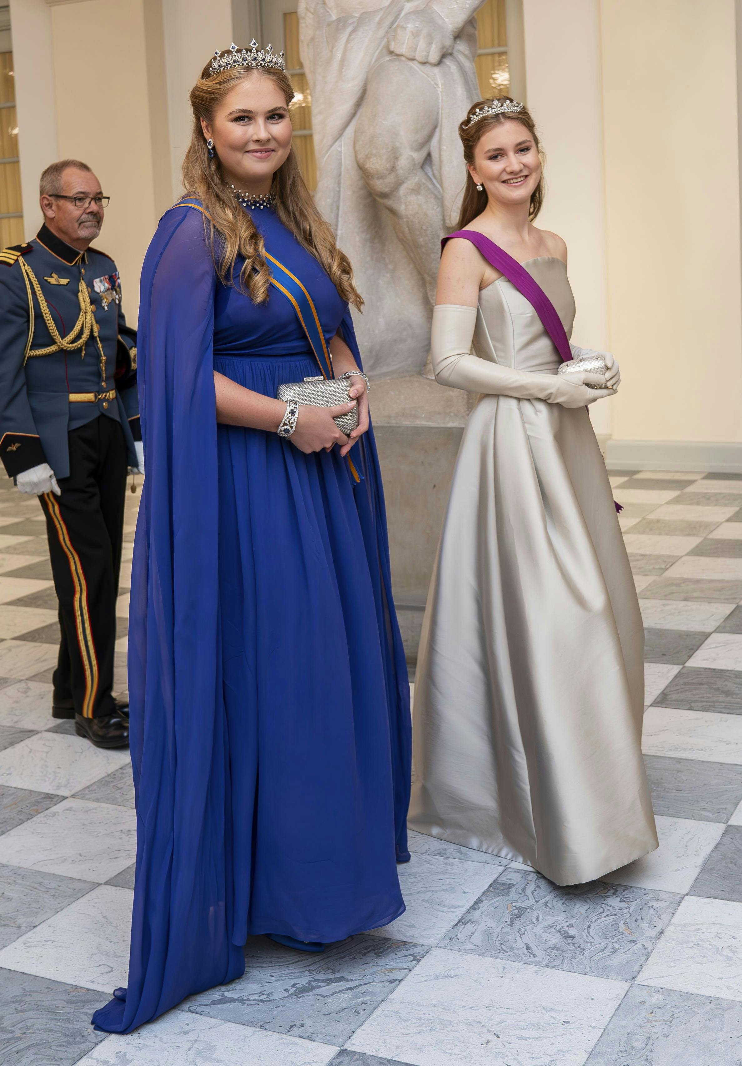 Kronprinsesse Catharina-Amalia er blevet opereret, efter hun tirsdag faldt af sin hest. Her ses hun i blå kjole til kronprins Christians 18-års fødselsdag i 2023.