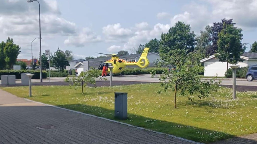 En lægehelikopter fløj drengen til behandling, men hans liv stod desværre ikke til atredde.