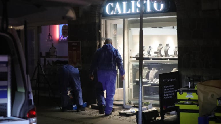 Drabsforsøget fandt sted i smykkebutikken Calisto på Frederiksberg - en ung mand blev ramt af et skud i ryggen og var i den forbindelse i livsfare.
